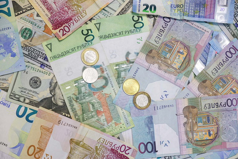Доллар продолжает дорожать на торгах в Беларуси