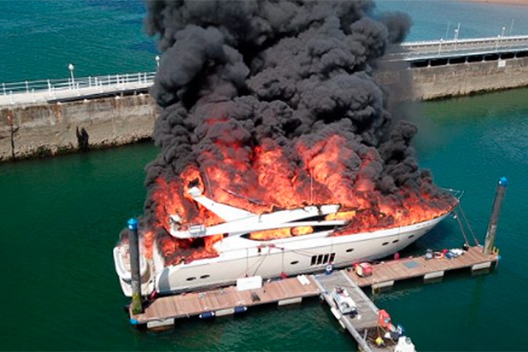 Полыхала как факел: в порту Англии взорвалась суперъяхта – видео