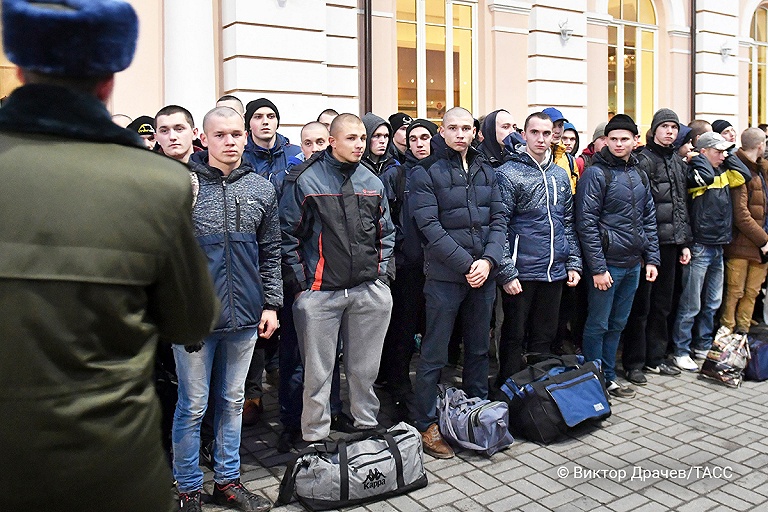 Удостоверение призывника теперь выглядит по-новому –  с водяными знаками и серийным номером