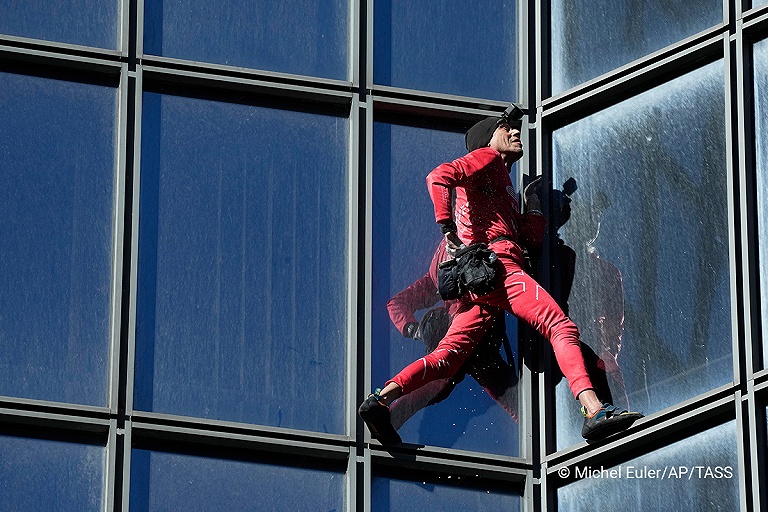 Мужчина забрался на 48-этажный небоскреб в Париже – ему 60 лет