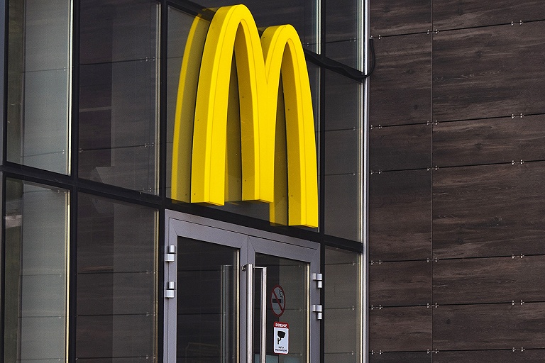 Логотип McDonald's и "Биг Мак" пропали с нового сайта ресторанов в Беларуси