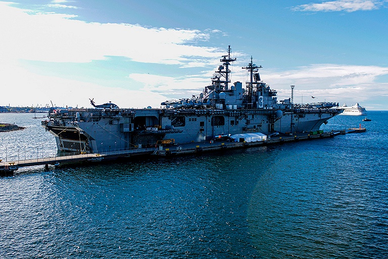 В Клайпеду прибыл крупнейший военный корабль США – что он там делает