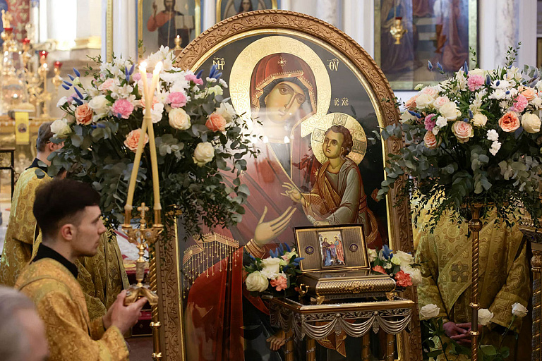 Минчане поклонились ковчегу с частицей Пояса Пресвятой Богородицы – фото