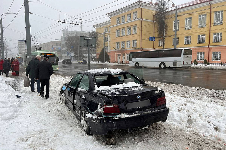 BMW в Гомеле вылетел на тротуар: есть пострадавшие