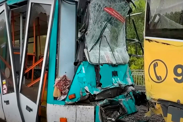 В Кемерово в ДТП попал трамвай – более 100 пострадавших