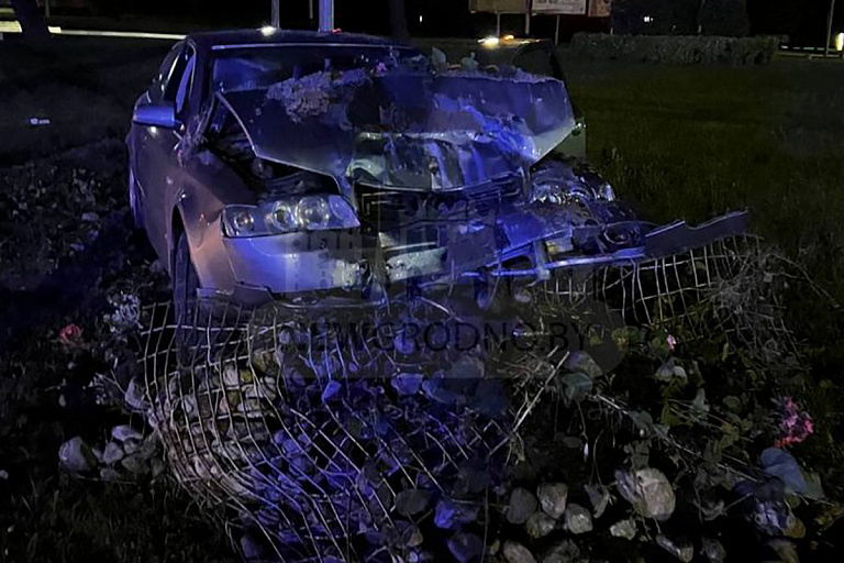 На кольце едем "прямо": в Гродно Audi влетела в декоративную клумбу