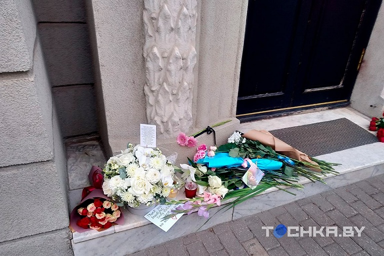 Минчане несут цветы к посольству Великобритании в Минске – фотофакт