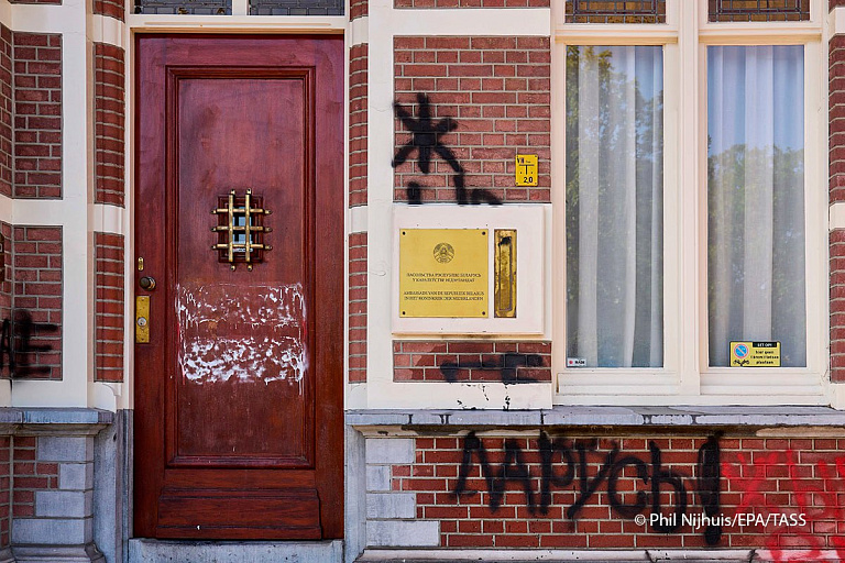 В посольстве Беларуси в Нидерландах разбили стекла и разрисовали стены