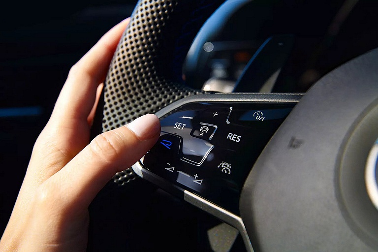 По требованиям клиентов Volkswagen убирает сенсорные кнопки на руле