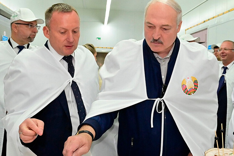 Лукашенко снова отведал деликатесов и велел налить журналистам "по рюмочке"