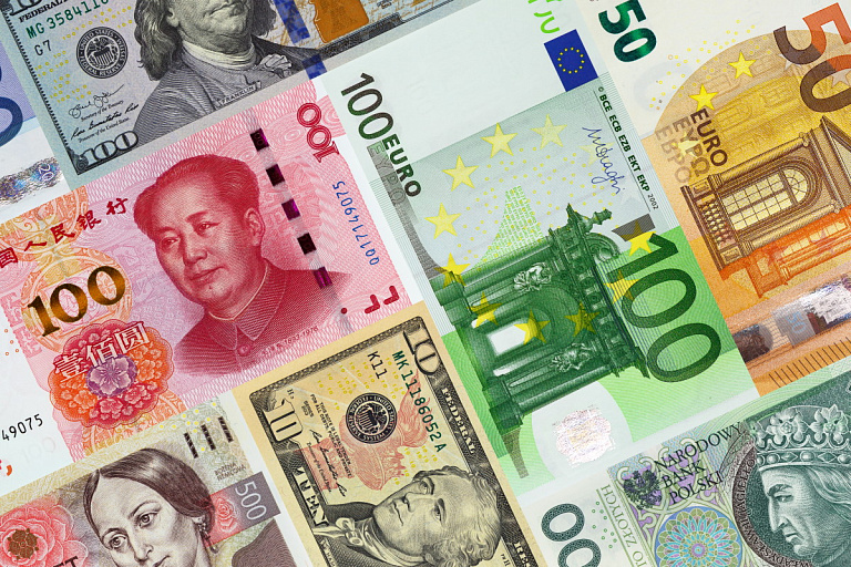 Доллар и юань подорожали, а российский рубль "припал"