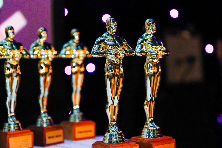 "Все везде и сразу" получил семь статуэток "Оскар" из одиннадцати заявленных