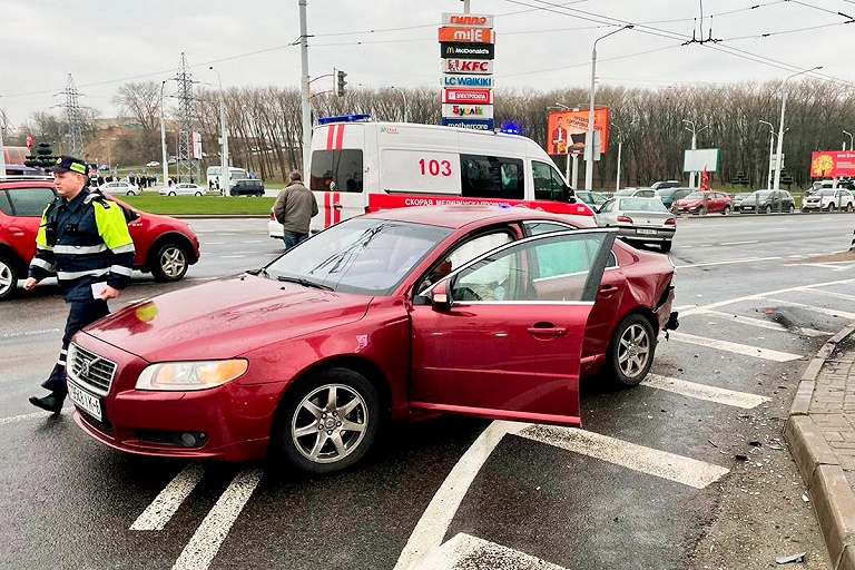 В Минске на перекрестке в ДТП столкнулись пять иномарок