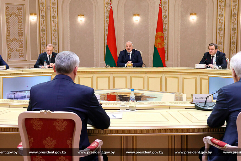 Лукашенко рассказал, как Запад пытается оторвать от него чиновников