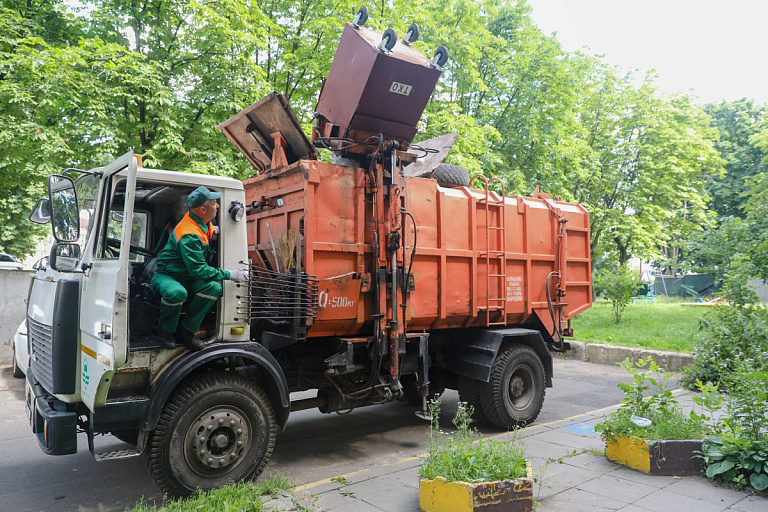 Почему не всегда вывозят мусор по графику, ответили коммунальщики