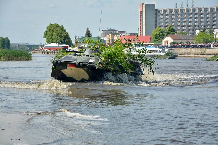 В Пинске десантники отработали действия в городе и форсирование реки – фото
