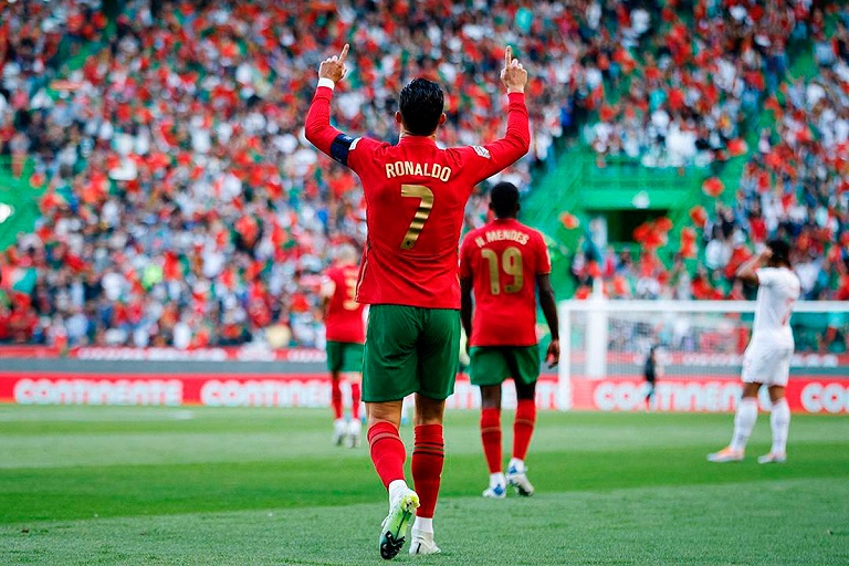 Криштиану Роналду разбили нос в матче сборной Португалии