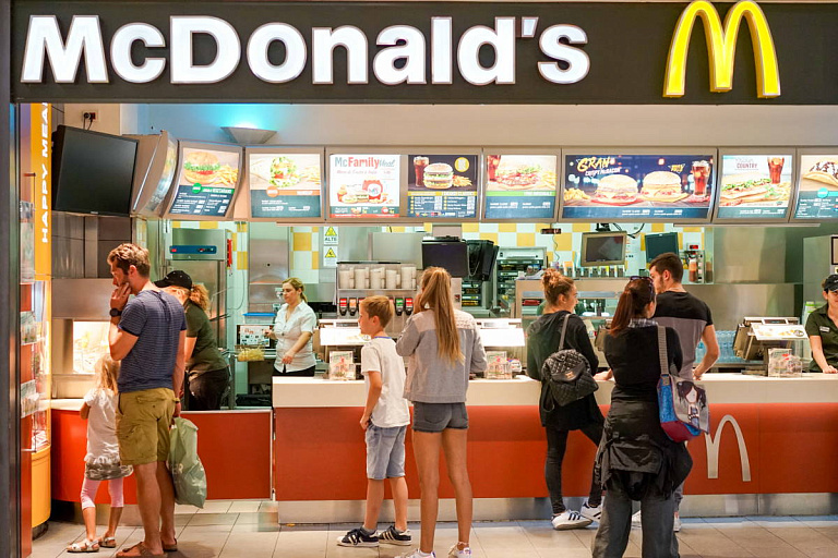 McDonald's анонсировал увольнения персонала