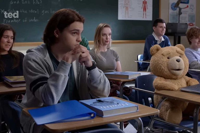 Плюшевый медведь покупает марихуану в трейлере сериала "Тед"