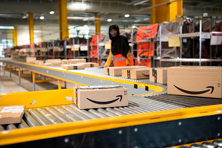 Рабочие склада Amazon в Великобритании бастуют из-за зарплаты
