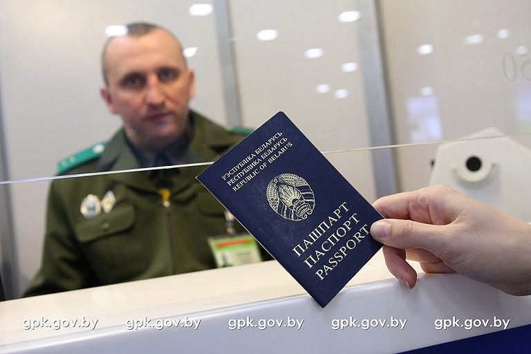 Выезд за границу для военных и чиновников может быть ограничен в Беларуси
