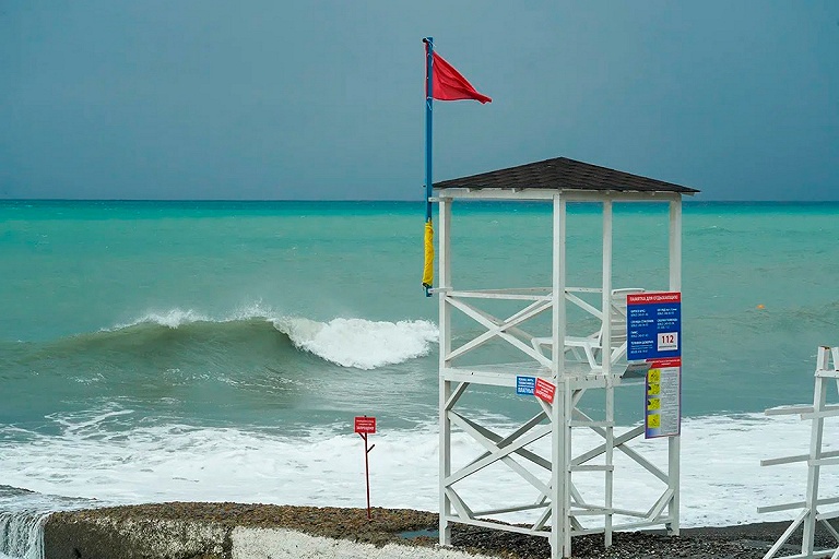 В Сочи туристам запретили купаться на всех пляжах
