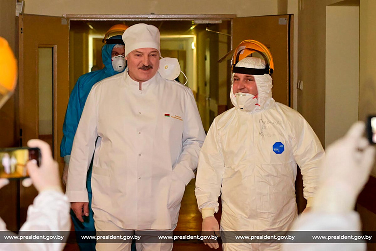 Лукашенко сравнил зарплату некоторых врачей с президентской