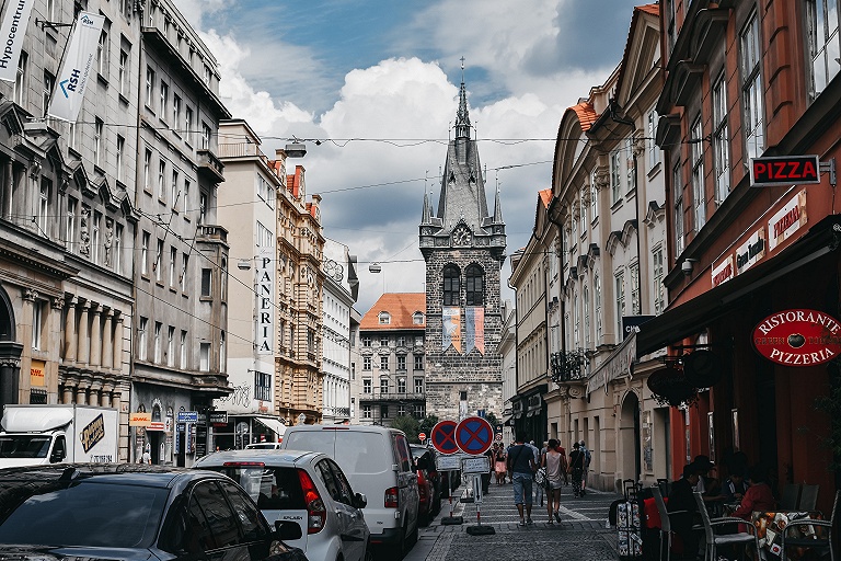 В Праге мошенники вместо чешских крон дают туристам старые белорусские рубли