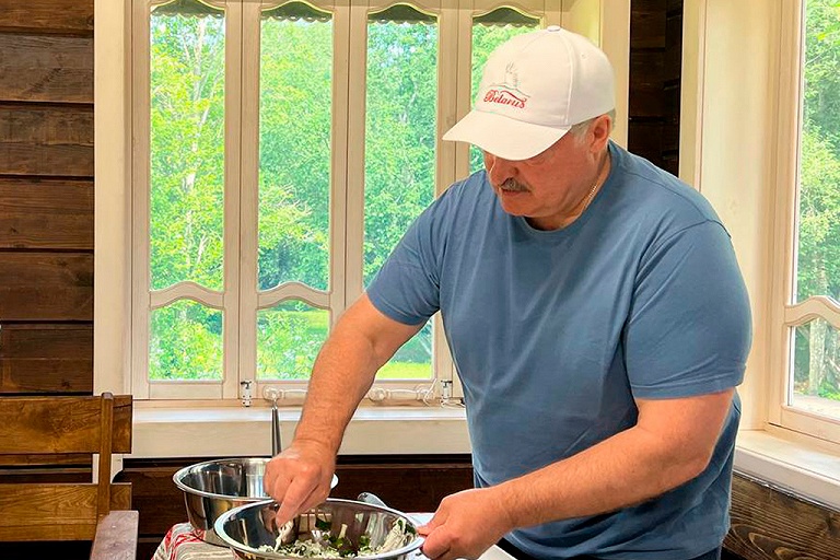 Лукашенко принял в гостях космонавта Новицкого – готовил салат