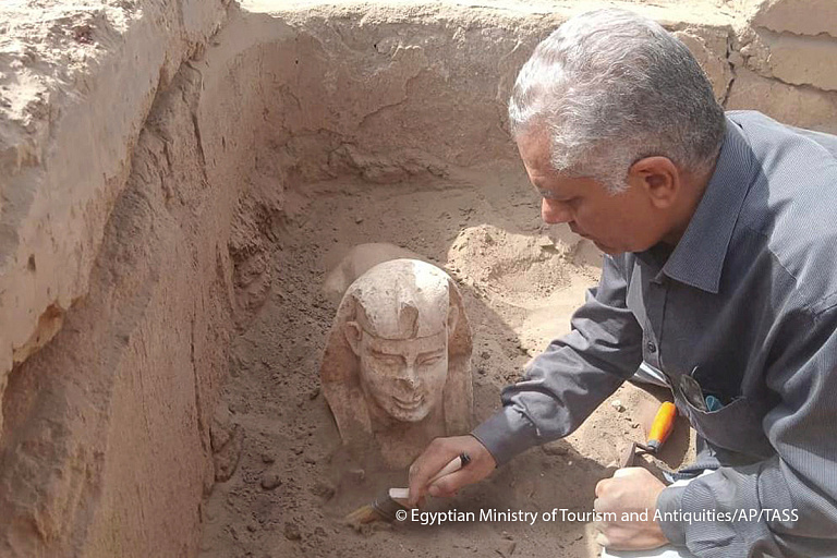 В Египте нашли "улыбающуюся" статую сфинкса