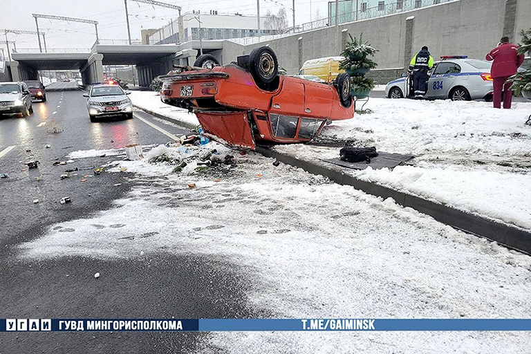 В Минске на улице Домашевской перевернулось авто – что известно