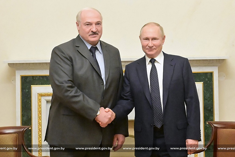 Лукашенко и Путин на краткой встрече в Москве договорились о полноформатных переговорах