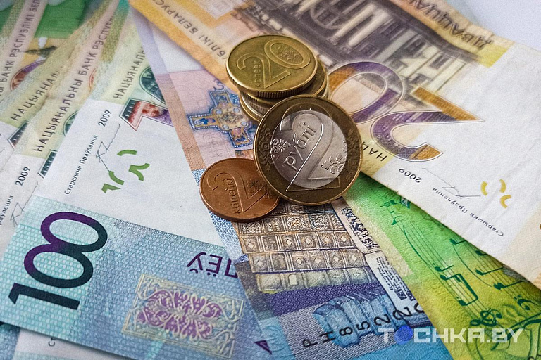 Евро потерял восемь копеек на торгах в четверг
