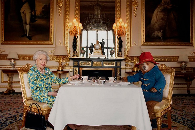 Что в сумке у королевы Елизаветы II? Вы не поверите, но это сэндвичи