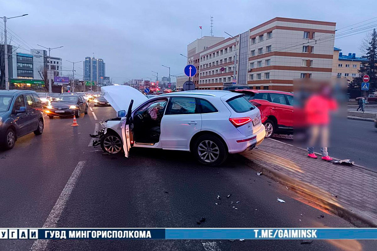 В Минске столкнулись два автомобиля – водитель в больнице