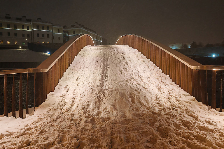 "Ржавый" мост через Свислочь все-таки очистили от снега