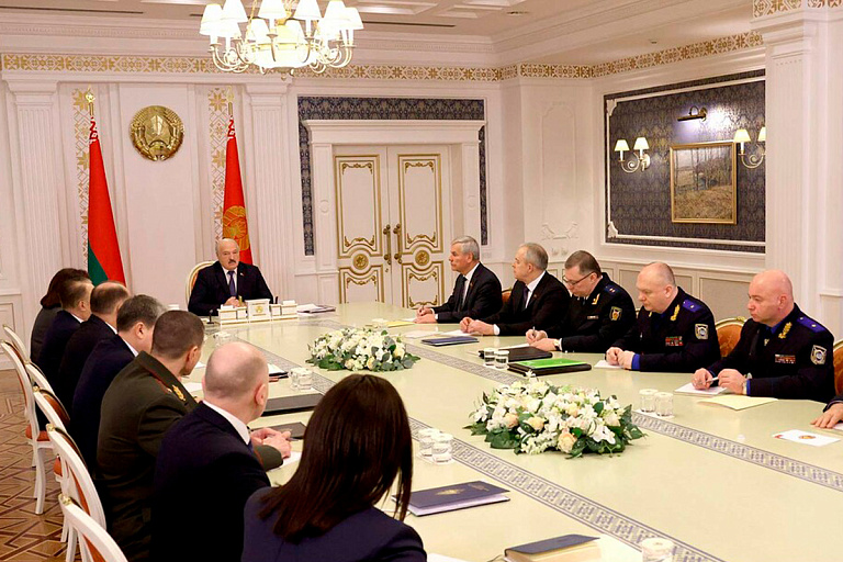Лукашенко поручил решить, как быть с теми, кто боится вернуться в Беларусь