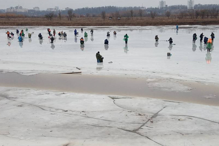 Десятки рыбаков в Могилеве ослушались МЧС – так хочется улова