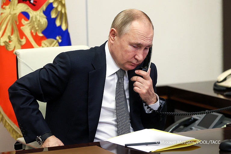 Кремль: Путин, Макрон и Шольц поговорили по телефону