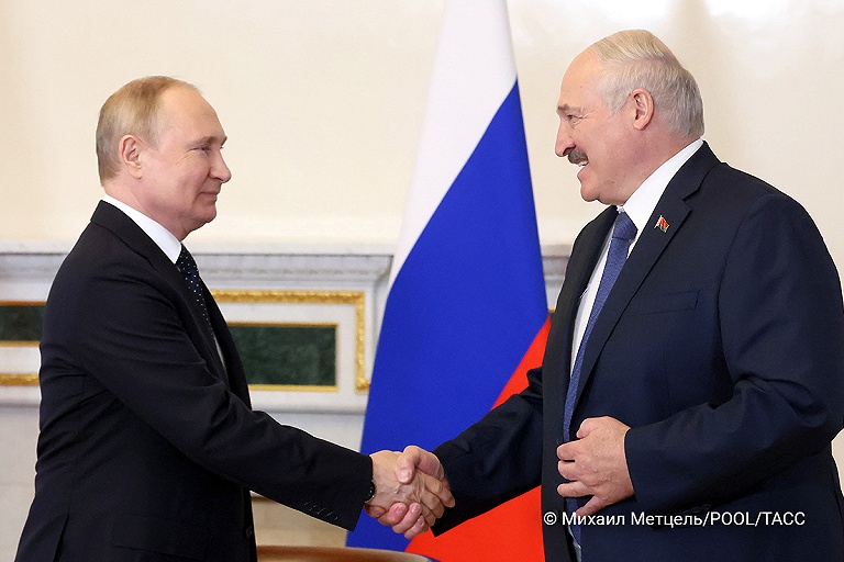 Путин по телефону поздравил Лукашенко с днем рождения