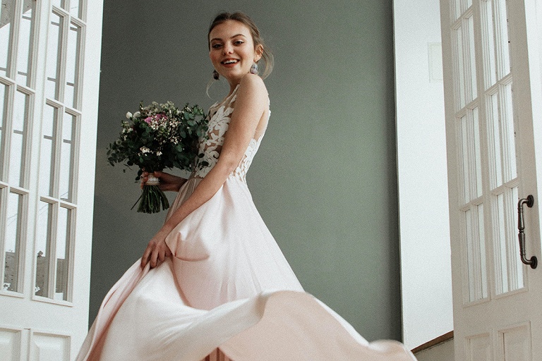 Вдохновленные звездами: самые модные свадебные прически 2022