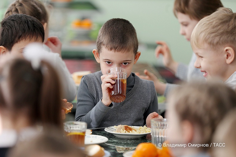 Детей в школах будут кормить крокетами и давать призы за чистые тарелки