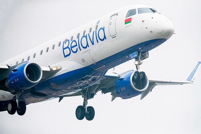 Чемодан на двоих и сигареты на борту – "Белавиа" отвечает на вопросы пассажиров