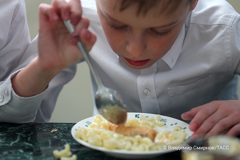 Белорусский премьер признал, что детей в школах часто невкусно кормят