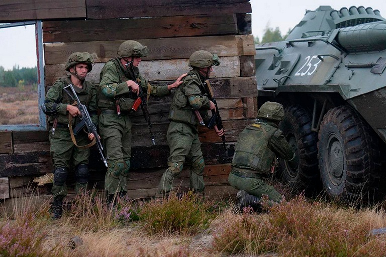 Белорусские десантники на учениях "зачистили" населенный пункт под Брестом