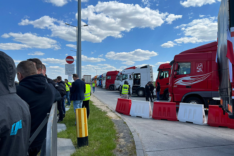Польские дальнобойщики заблокировали погранпереход на границе с Беларусью