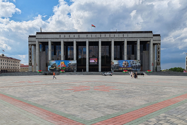 На Октябрьской площади в Минске заменили всю плитку – вот что получилось