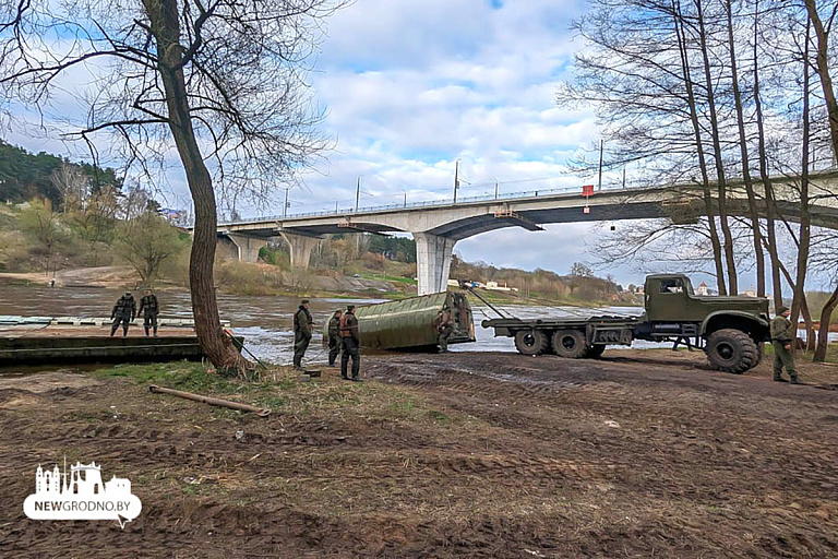 В Гродно демонтировали понтонную переправу через Неман