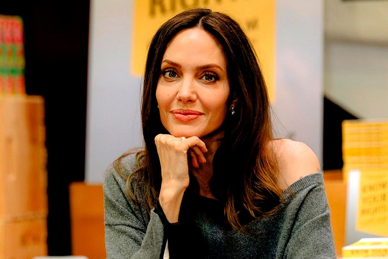 По блату: Анджелина Джоли наняла на работу собственных сыновей