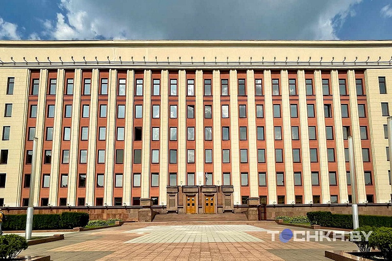 Лукашенко призвал свое Управделами зарабатывать на медицине и строить жилье